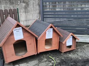 Sprzedaż detaliczna i hurtowa kojce dla zwierząt, budy