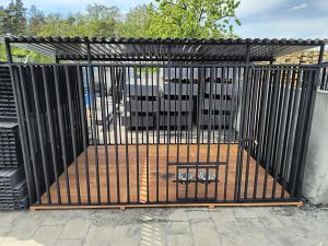 Sprzedaż detaliczna i hurtowa kojce dla zwierząt, budy
